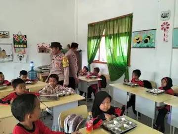 Polsek Banjit Kawal Distribusi 3.229 Paket MBG