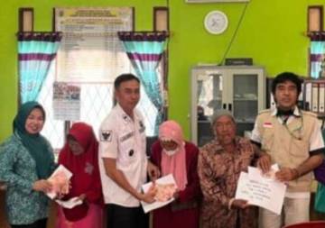 Puluhan Warga Kampung Gunung Sangkaran Terima Bantuan Tunai