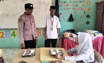 Polsek Banjit Kawal Distribusi Makanan Bergizi untuk Pelajar