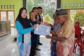 Puluhan Warga Tanjung Kurung Lama Terima Bantuan Tunai