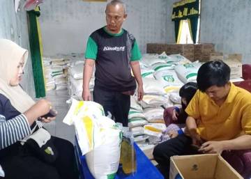 Ratusan Warga Gunung Sangkaran Terima Bantuan Pangan
