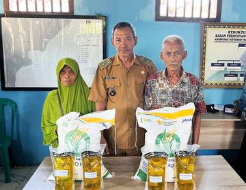 Ratusan Warga Kampung Kotaway Terima Bantuan Pangan