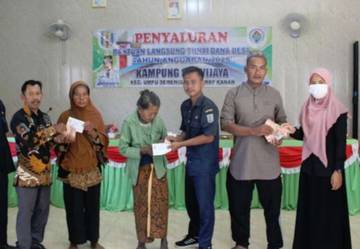 Kampung Sriwijaya Salurkan Bantuan Tunai untuk Warga