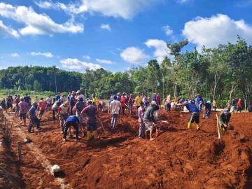 Gotong Royong Warga Percepat Pembangunan Koperasi Merah Putih