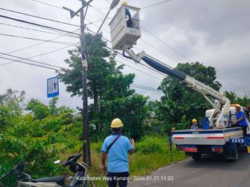 Dishub Way Kanan Perbaiki Lampu Jalan Padam
