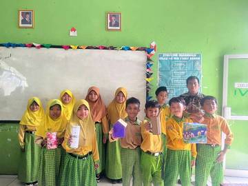 Tanamkan Hidup Hemat Melalui Kreasi Celengan Bahan Bekas