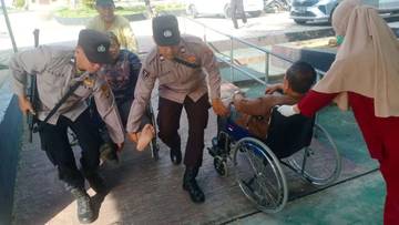 Anggota Polsek Way Tuba Evakuasi Korban Kecelakaan
