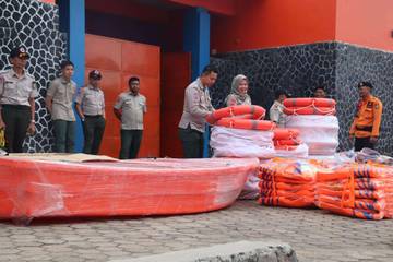 PLN Lampung Beri Bantuan Alat Keselamatan Ke BPBD