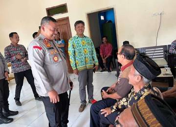 Polres Way Kanan Bagikan Puluhan Paket Bansos