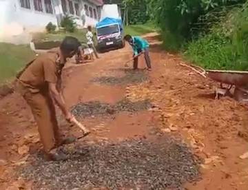 Warga dan Aparatur Kampung Gotong Royong Perbaiki Jalan 
