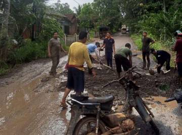 Warga Dusun Tanjung Mas Gotong Royong Perbaiki Jalan