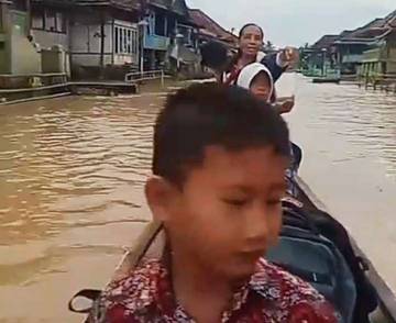 Banjir Belum Surut, Anak Sekolah Naik Perahu