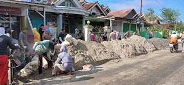 Sinergi TNI-Polri dan Warga Perbaiki Jalan Penghubung