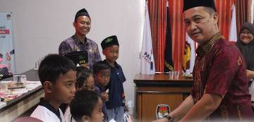 KPU Way Kanan Santuni Anak Yatim Sambut Ramadan