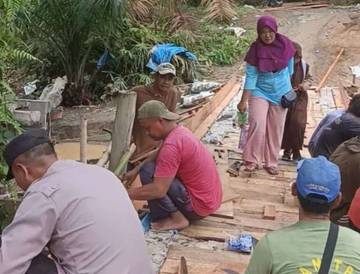 Polisi-Warga Gotong Royong Bangun Jembatan di Buay Bahuga