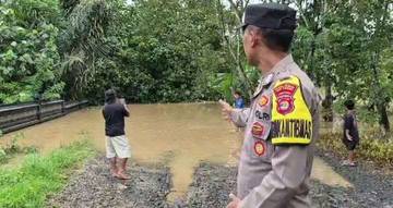 Polisi Pantau Banjir dan Pohon Tumbang di Banjit