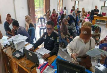 Disdukcapil Way Kanan Layani Adminduk di Pakuan Ratu