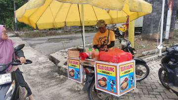 Telur Gulung, Jajanan Klasik yang Tetap Laris Manis