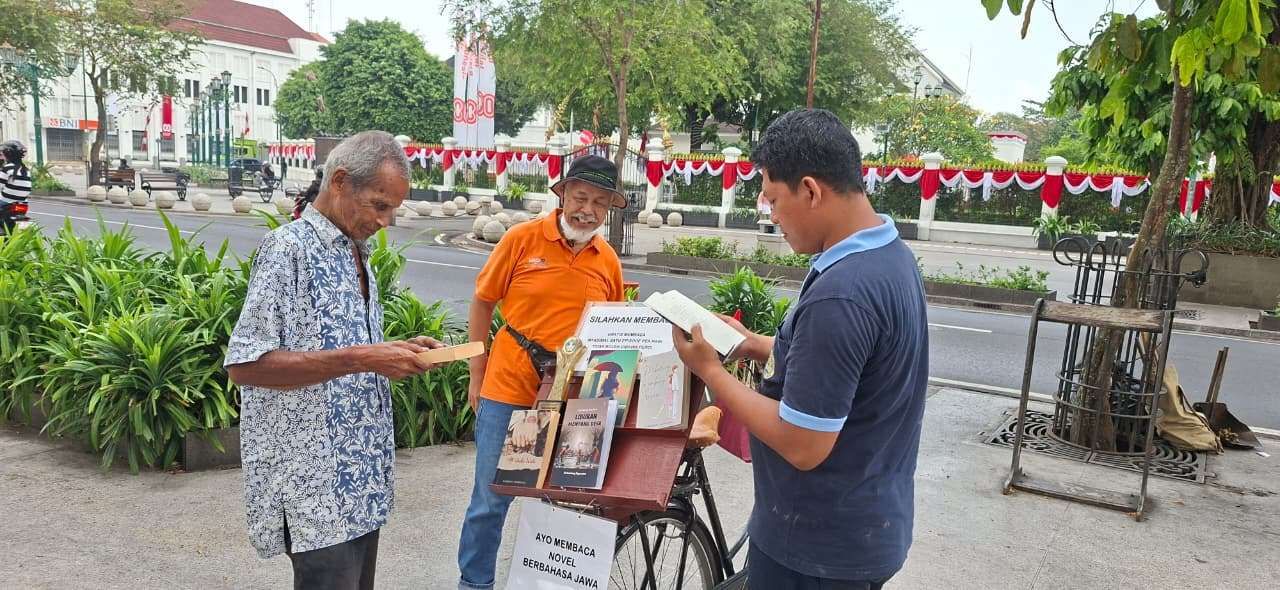 Bambang Suparyono Hidupkan Literasi Bahasa Jawa Lewat Perpustakaan Sepeda Keliling