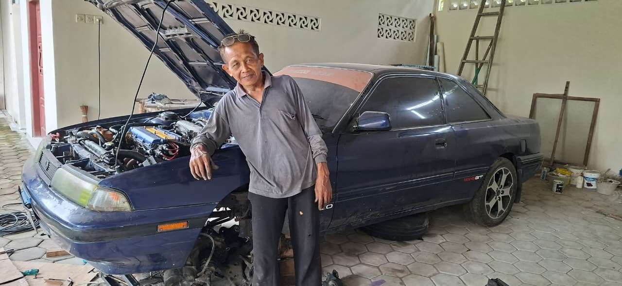Montir Otodidak Asal Purbalingga Bertahan Rawat Mobil Lawas