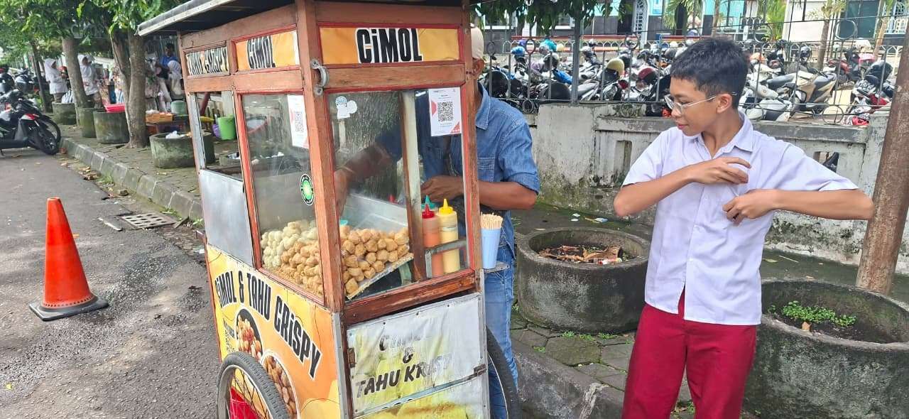 Kisah Ipul Setia Berjualan Cimol Dua Dekade