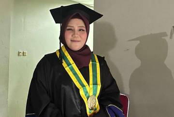 Gadis Difabel Netra Raih Gelar Magister              