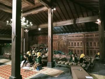 Macapat Malam Rebo Pon, Merajut Ilmu Tembang Melintas Generasi
