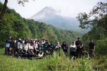 Circulus Community Tanam Pohon Demi Rayakan Hari Gunung