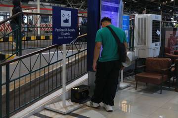 Penumpang Kini Dapat Memanfaatkan Pembersih Sepatu Elektrik di Stasiun