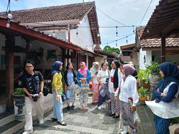 Puan Bertamasya, Tingkatkan Literasi dengan Wisata