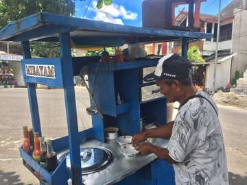 Empat Puluh Tahun Rujito Setia Jual Mie Ayam