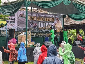 Hujan Tak Halangi Nahdliyin Hadiri Peringatan Seabad NU