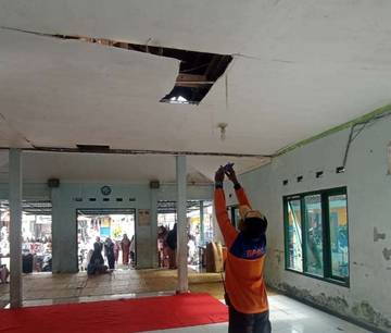 Terdampak Gempa, Atap Balai Kampung Tahunan Yogyakarta Rusak