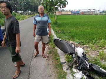Mengantuk, Seorang Pemotor Tabrak Tiang Listrik di Sewon