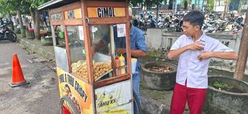 Kisah Ipul Setia Berjualan Cimol Dua Dekade