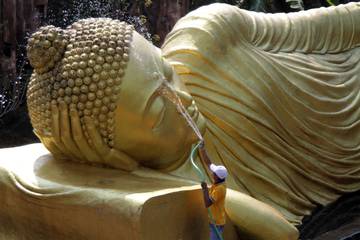Ritual Cuci Patung Buddha