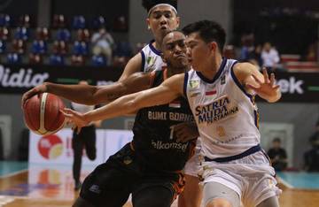 Laga Ketat Satria Muda Vs Bumi Borneo