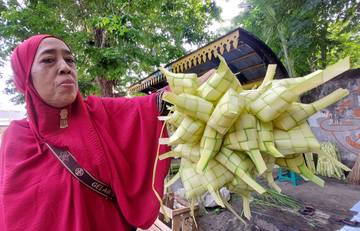 Penjualan Kulit Ketupat Meningkat Jelang Iduladha