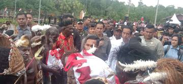 Presiden Joko Widodo  disambut Masyarakat Asmat dengan Suka Cita