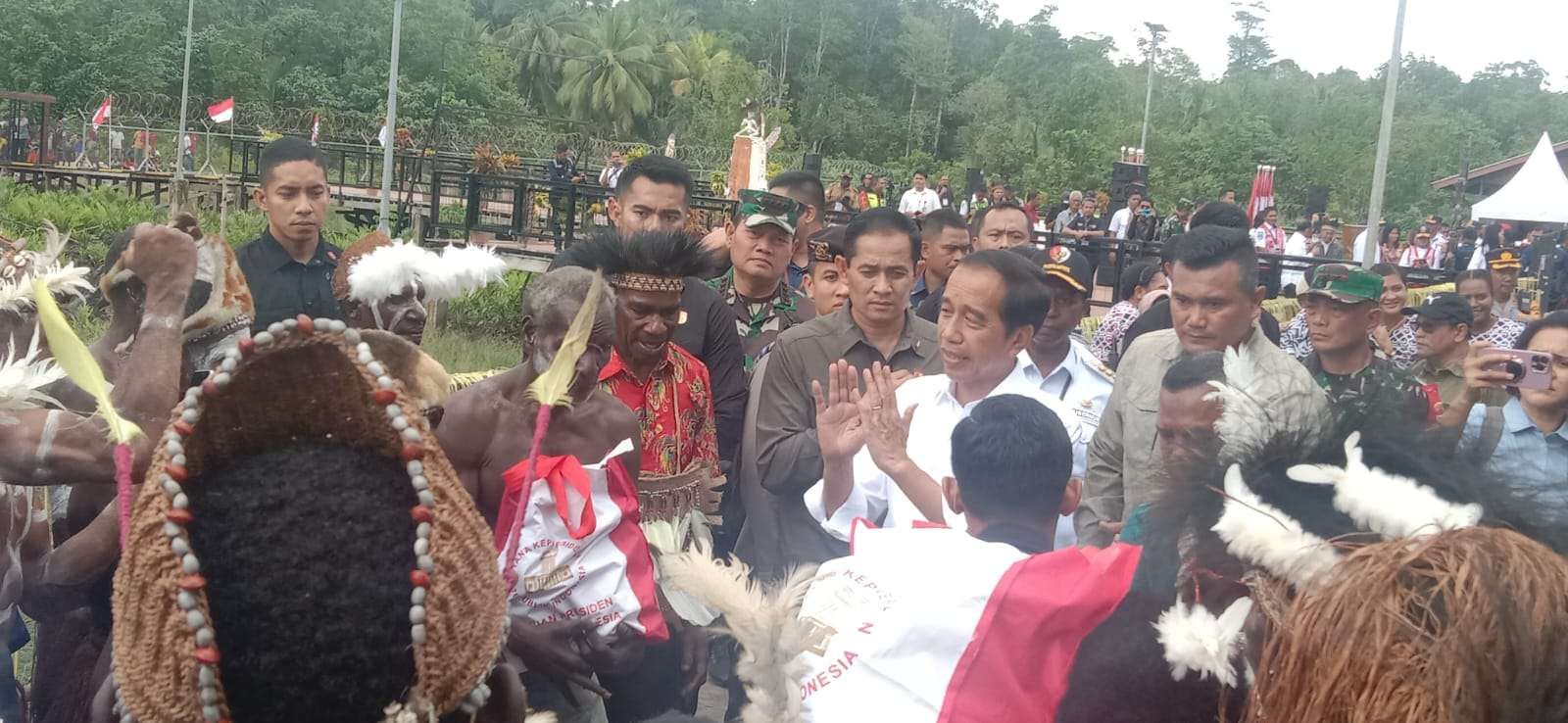 Presiden Joko Widodo  disambut Masyarakat Asmat dengan Suka Cita