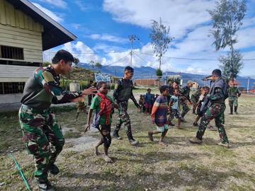 Senyum anak-anak di Intan Jaya Memperingati Hari Anak Nasional Bersama Satgas Yonif Para Raider 330/Tri Dharma