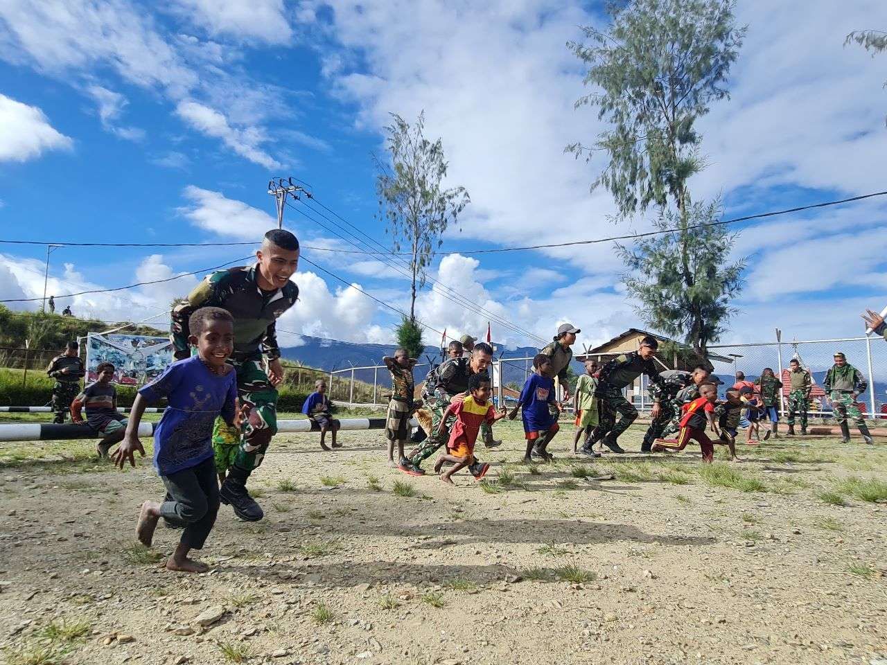 Senyum anak-anak di Intan Jaya Memperingati Hari Anak Nasional Bersama Satgas Yonif Para Raider 330/Tri Dharma