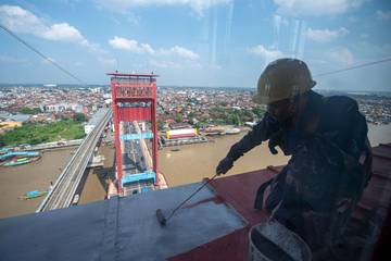 Pengecetan Jembatan Ampera Palembang