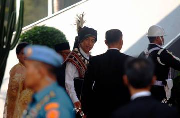 Presiden Jokowi Kenakan Baju Adat Tanimbar Maluku