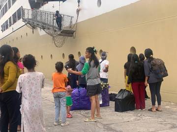 Ratusan Pemudik Nataru Padati Pelabuhan Makassar