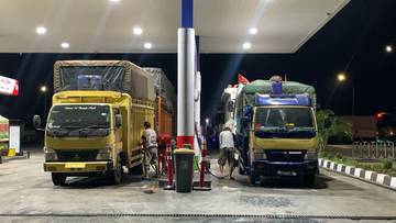 Antrean Kendaraan Mengular di SPBU Tol Bakauheni-Terbanggi Besar