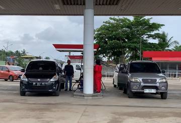 Antrean Kendaraan di SPBU Lintas Timur Sumatra Jambi-Pekanbaru