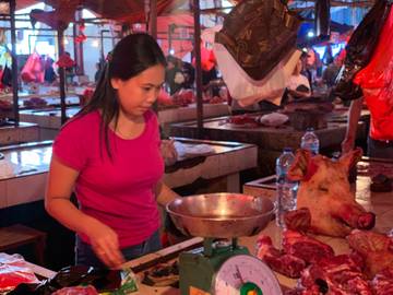 Harga Daging Babi Melambung, Masyarakat Beralih Membeli Ayam