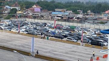 Antrian Kendaraan di Terminal Eksekutif Bakauheni Jelang Tahun Baru