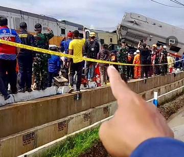 Proses Evakuasi Korban Kecelakaan Kereta di Petak Cicalengka-Haurpugu